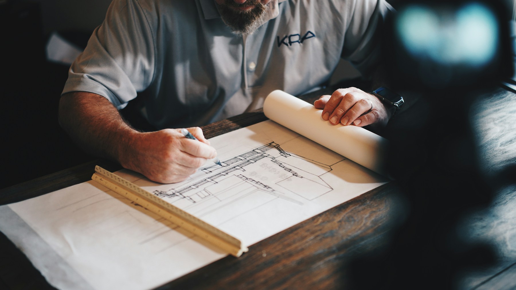 Profesionales trabajando en un proyecto de construcción